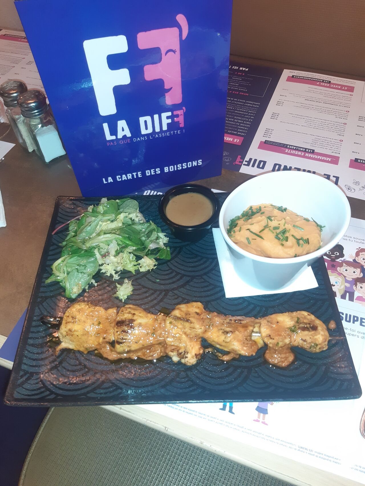 Brochette de Poulet, Purée de Patate Douce et Sauce Poivre Vert