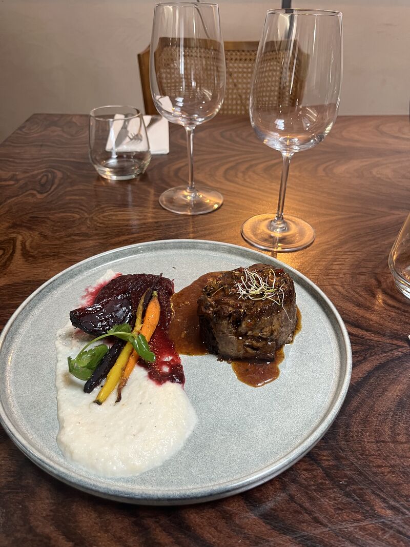 Médaillon de Paleron de Boeuf braisé et ses petits légumes de saison