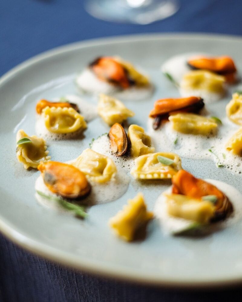 Aria di cozze con Il loro mollusco e plin di triglia e basilico