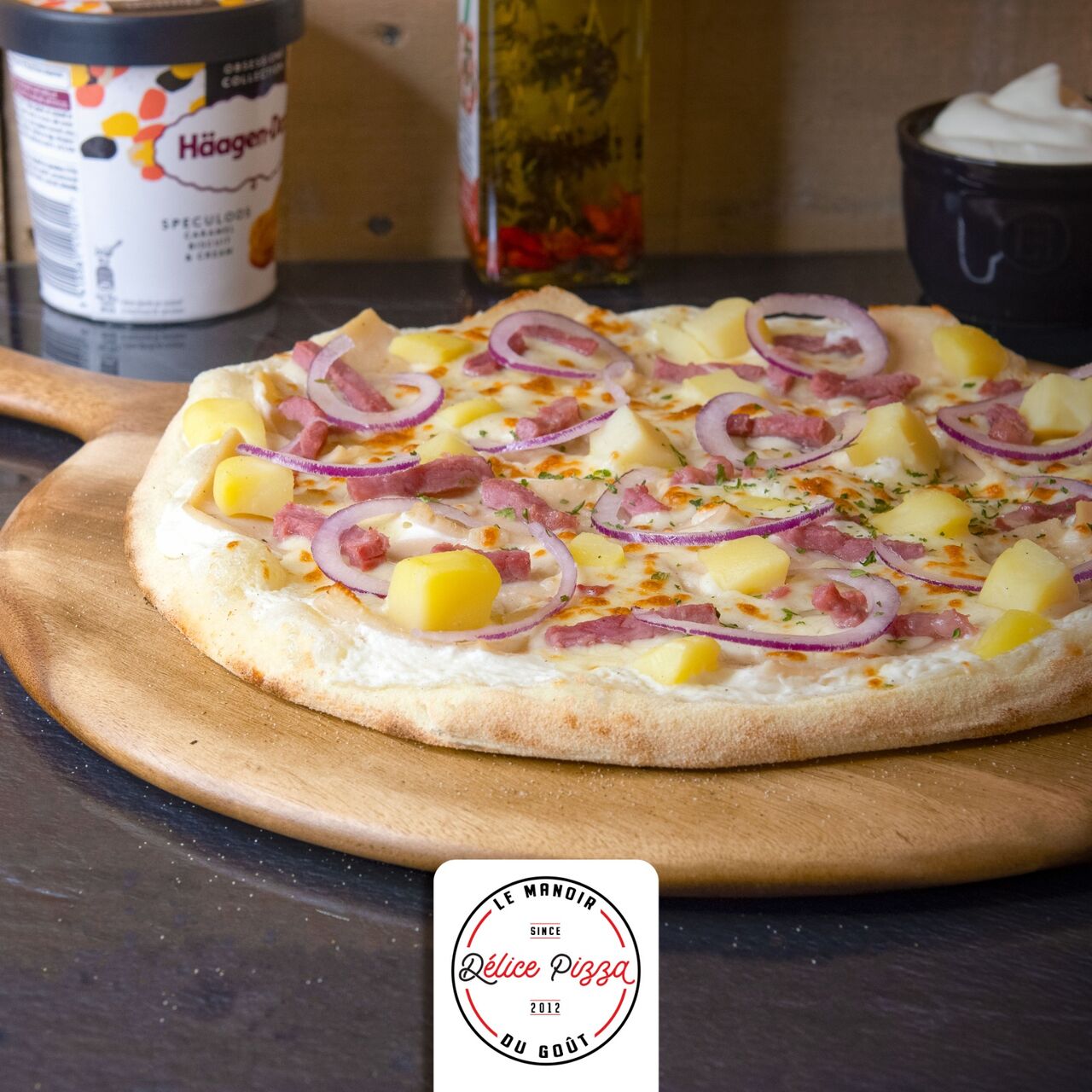 LA CHEF : crème fraiche, blanc de poulet, mozzarella, lardons, pomme de terre, oignons, persillade.