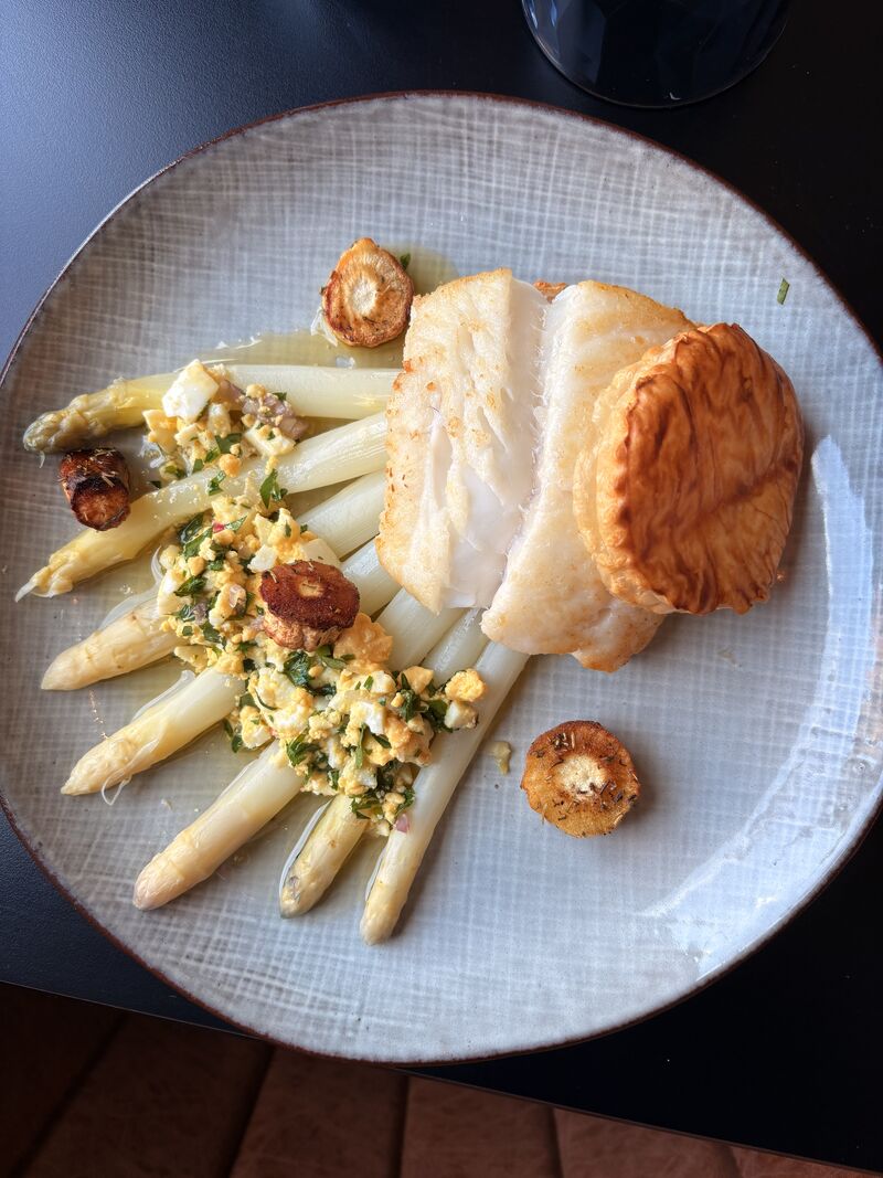 Dos de cabillaud, asperge à la flamande