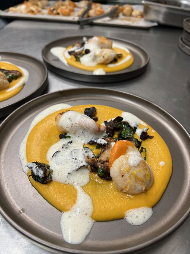 Crémeux potimarron, saint jacques grillé, émulsion ail confit