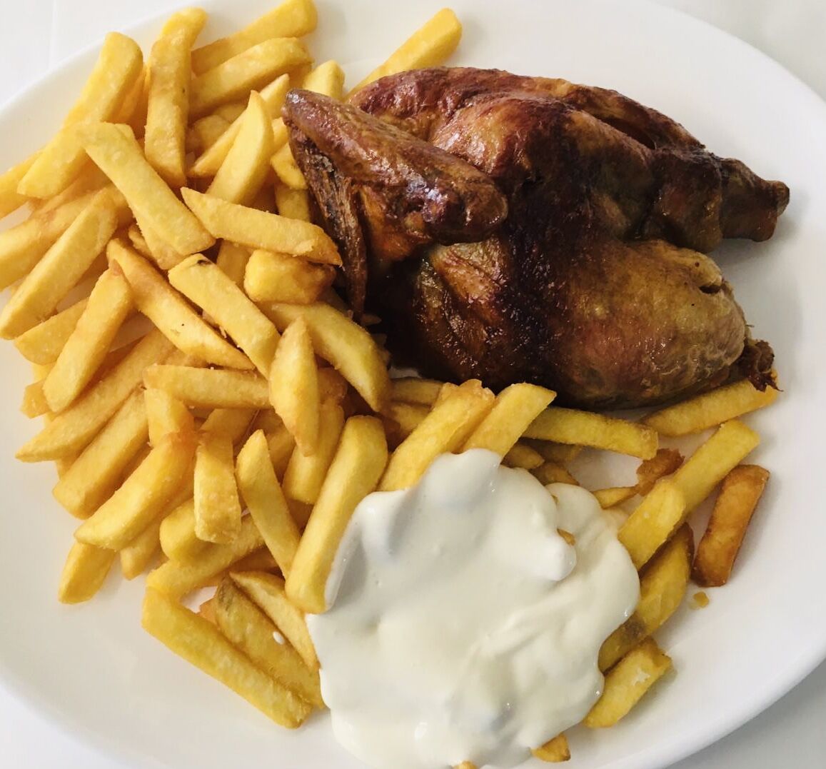 - Knuspriges 1/2 Hähnchen frisch aus dem Grill, mit Pommes & Mayo -