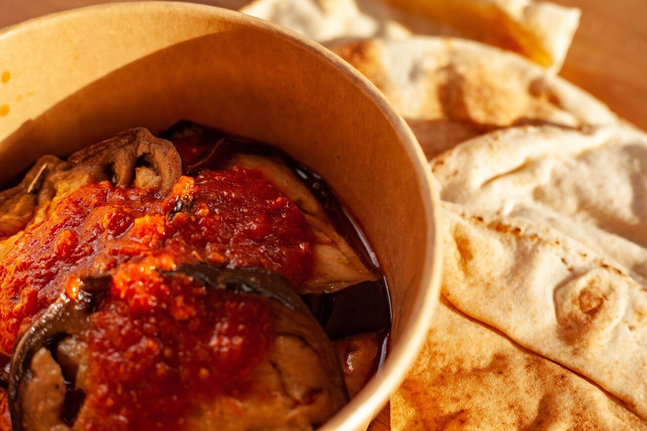 Moussaka, aubergine aux herbes et sauce tomate