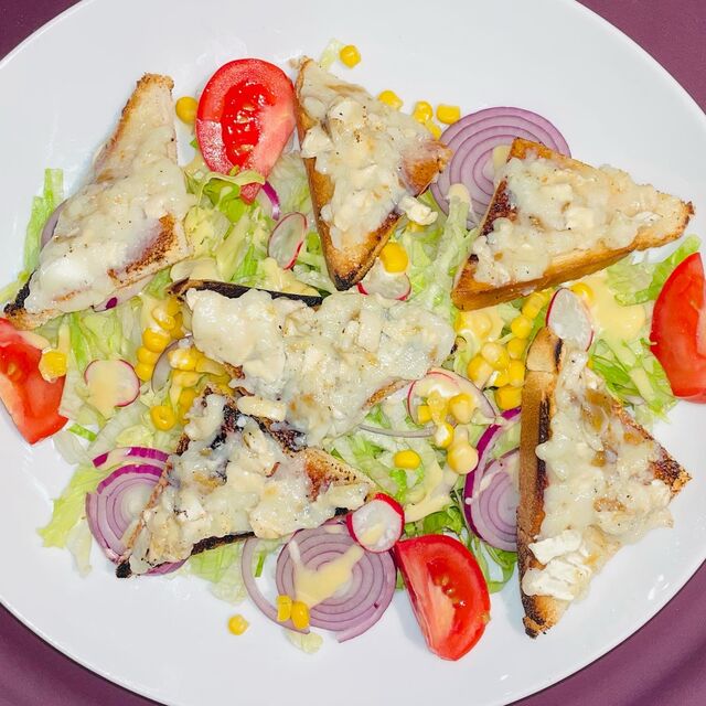 Salade de chèvre chaud 