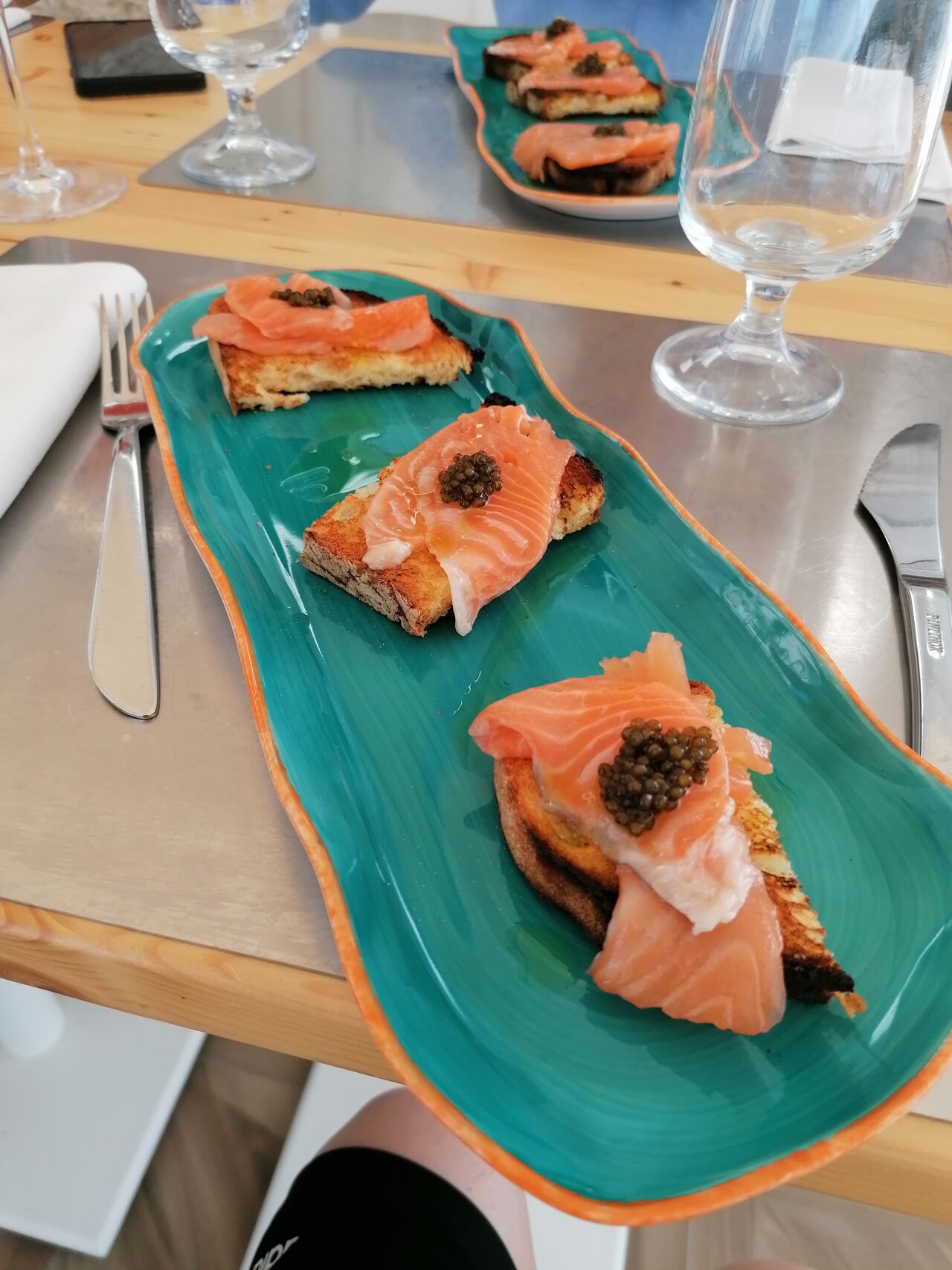 BRUSCHETTA CON SALMONE E CAVIALE