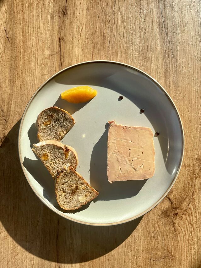 Foie gras de canard mi-cuit, pain grillé aux fruits secs, chuteney d'abricot et romarin