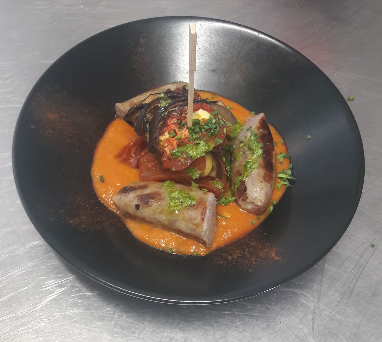 Saucisse Bretonne, tian de légumes et coulis de tomates