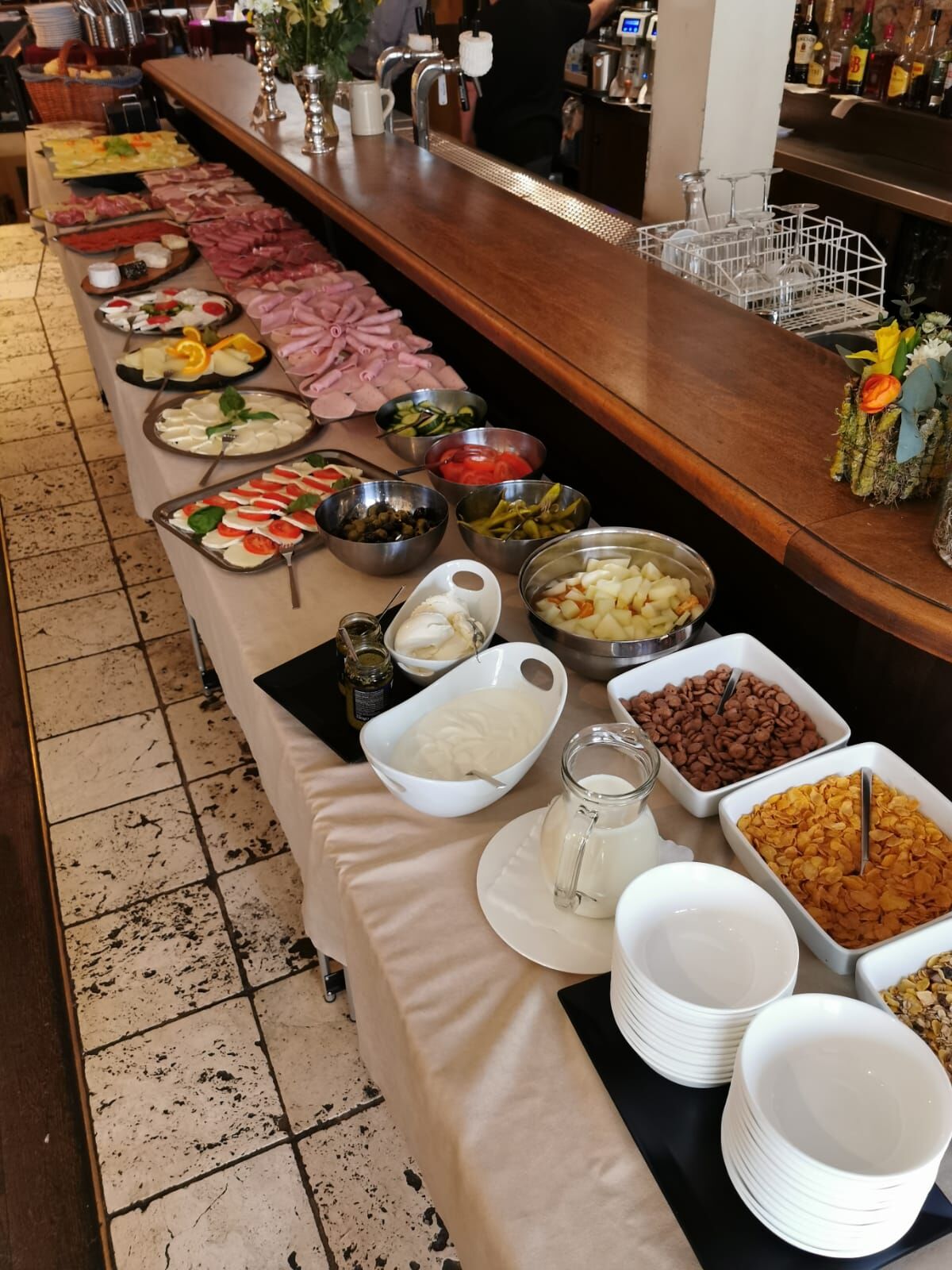Frühstücksbüffet
Samstags 10-13 Uhr
Sonntags 10-14 Uhr
Inklusive 1Tasse Kaffe und 01,l o.saft 9,90€