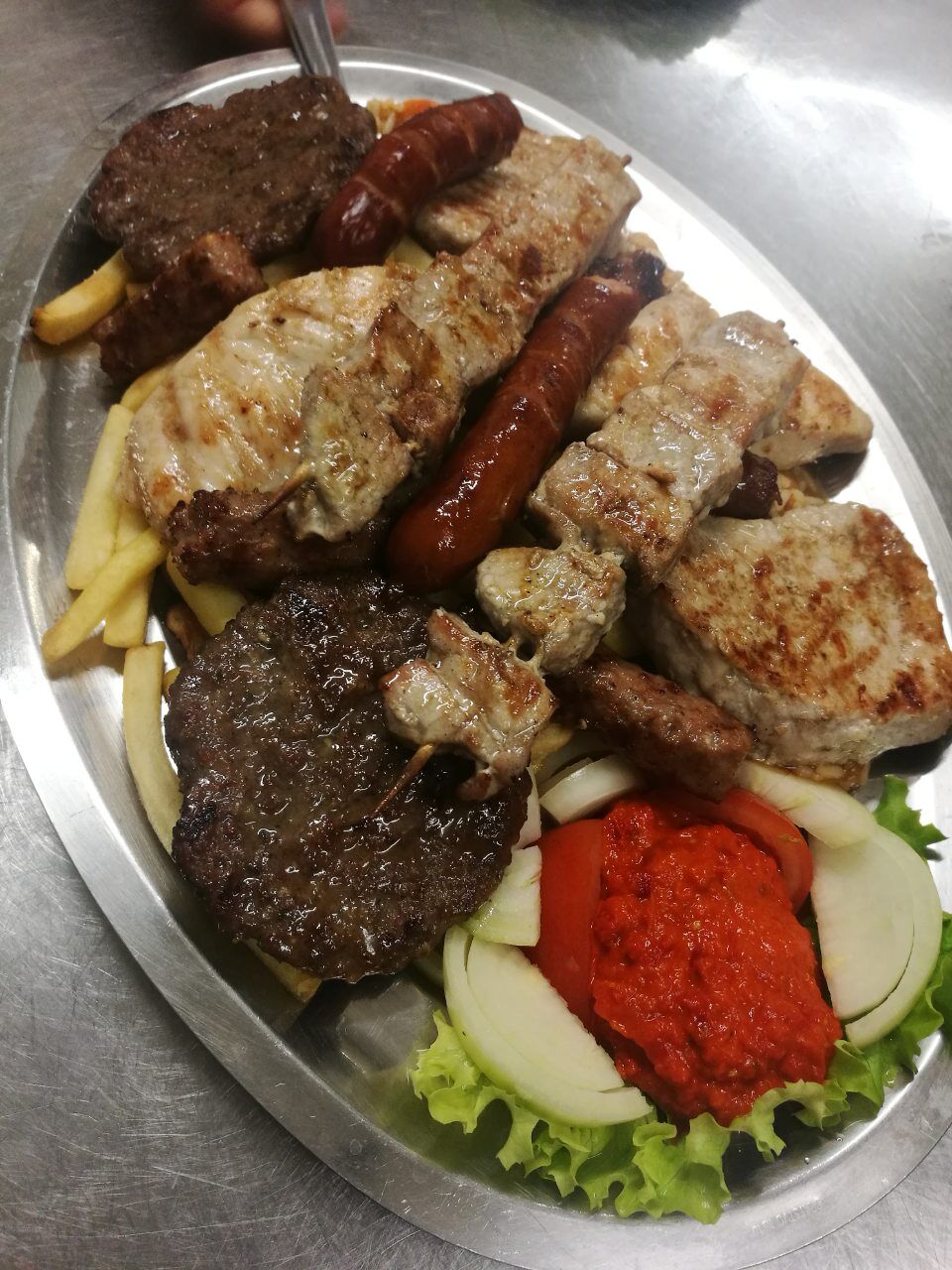 What to eat in Biograd? Try out our Ražnjići Stari Grad for 2 persons (pork filet, pepper, ramsteak, onion, bacon and pollo)