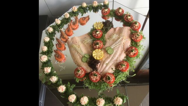 Onderdeel koud buffet/Gepocheerde zalm,tomaat met grijze garnaal en komkommer met krab