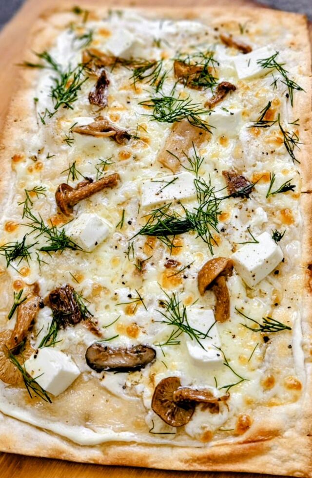 Sezonowy podpłomyk z grzybami leśnymi i fetą.