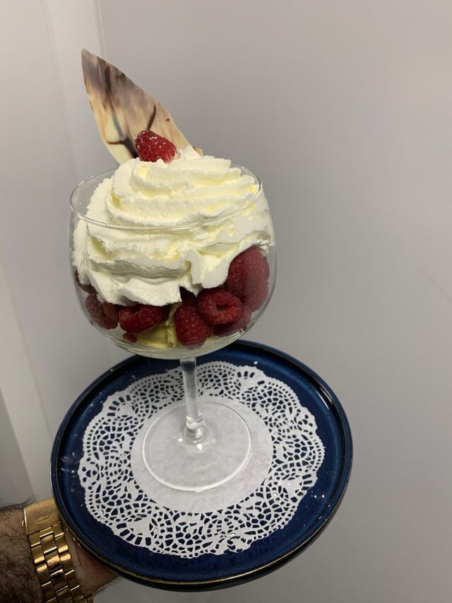 Coupe de framboises sur glace vanille de Madagascar et chantilly