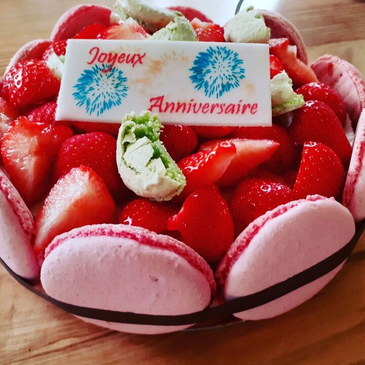 CHARLOTTE MACARON FRAISES
6 personnes 24€
8 personnes 32€