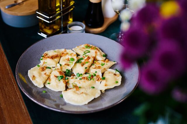 Pierogi ruskie, posypane serem Grana Padano DOP