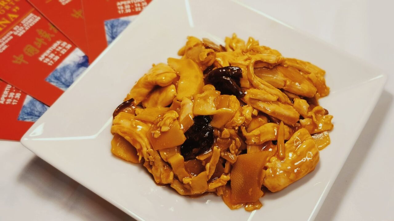 Pollo con funghi e bambù