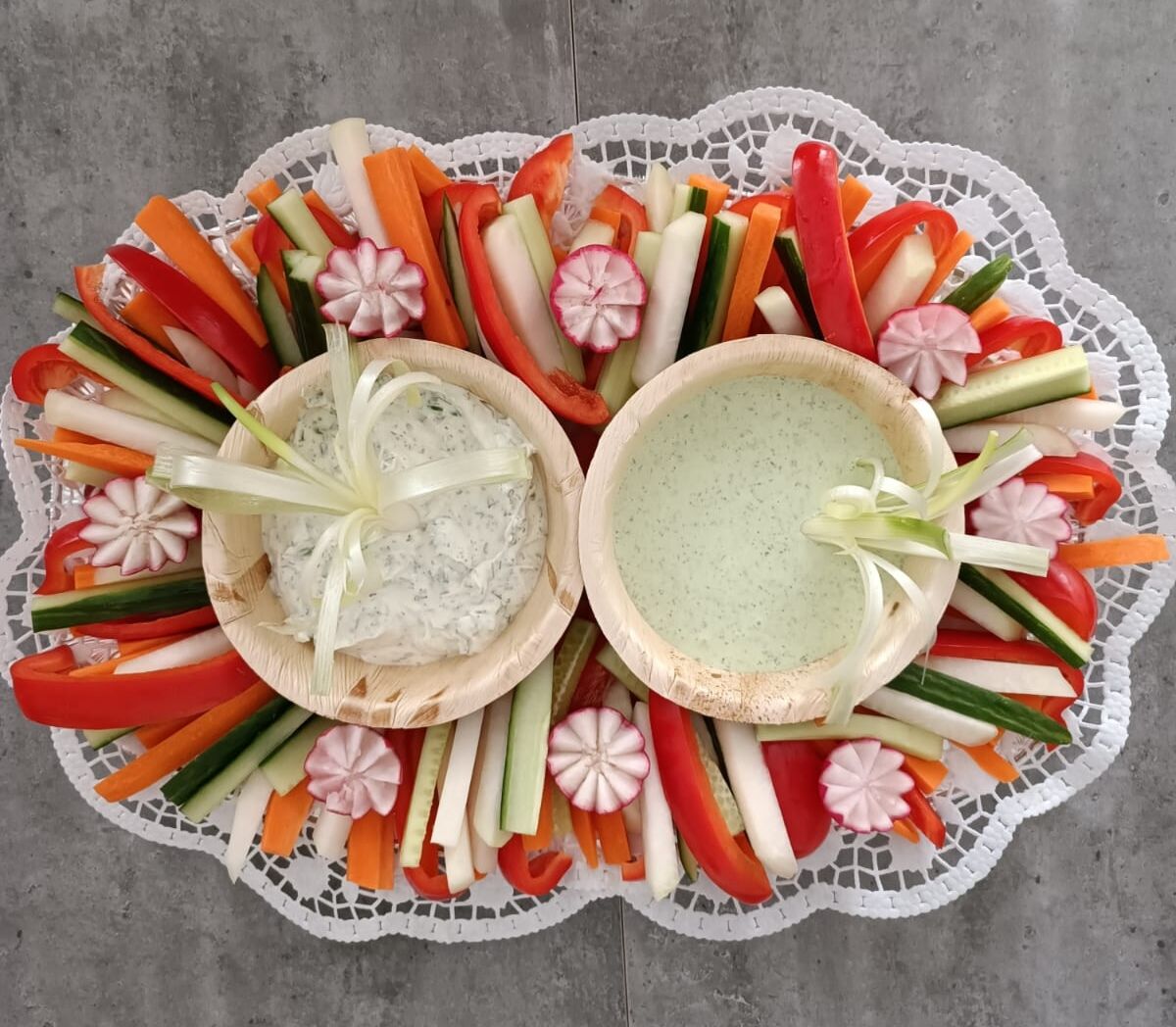 Gemüseplatte mit Kräuterquark- Dip