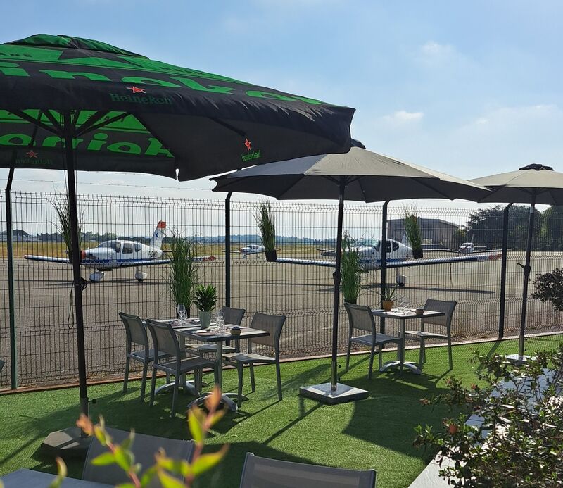 Terrasse ombragée au pied des pistes