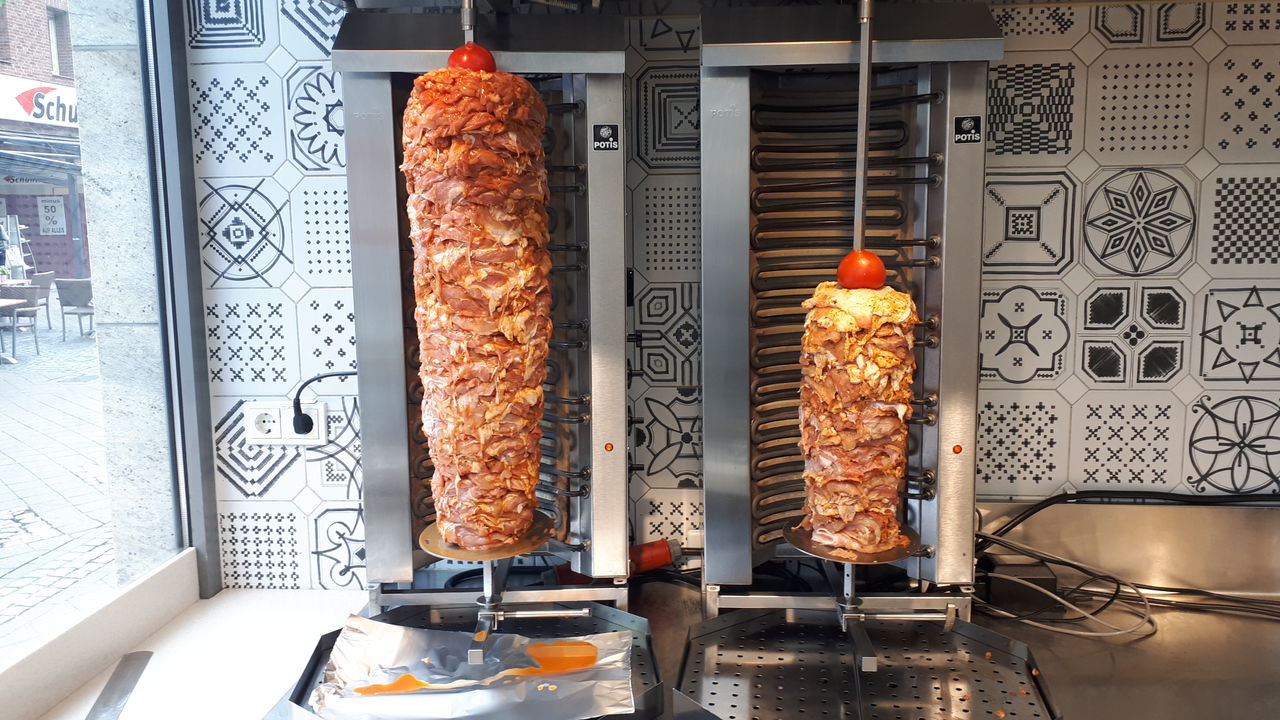 täglich frisch gesteckte Döner aus Kalb und Hähnchen