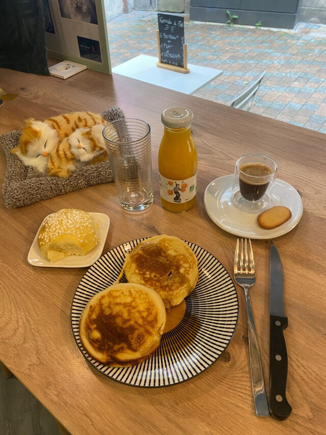 Petit déjeuner entre amis à Brive – café chaud et rires