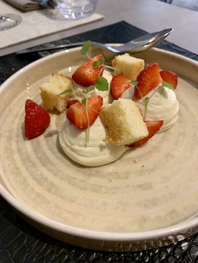 Dessert menu semaine midi : crème légère,
Biscuit madeleine, fraise 