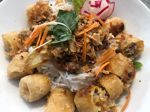 Salade Bo bun (Vermicelle de riz, nem, salade composée, et morceaux de bœuf aux oignons)