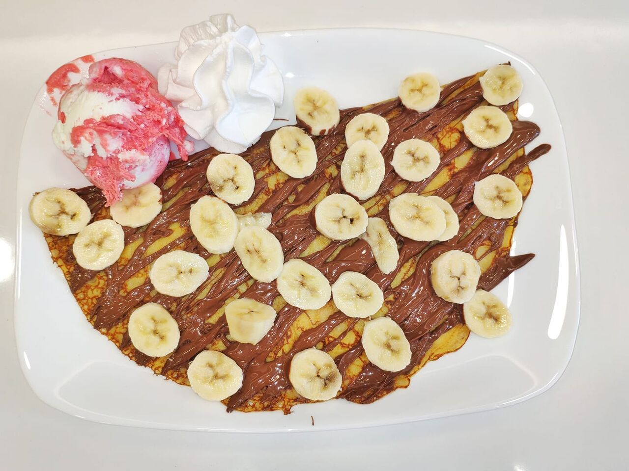 Crepes com Nutella, fruta e bola de gelado