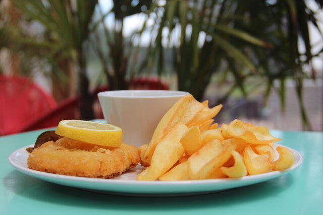 Le croustillant Fish & Chips accompagné de rondelles de tomates pour la fraîcheur. 
