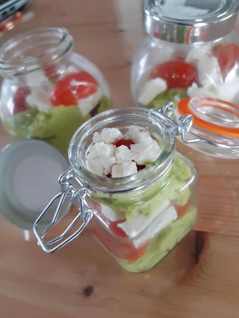 Hapje: advocadomousse met feta en tomaat
