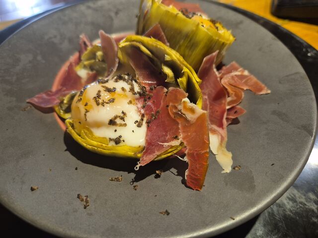 Alcachofa a baja temperatura con huevo poché, jamón serrano y trufa 