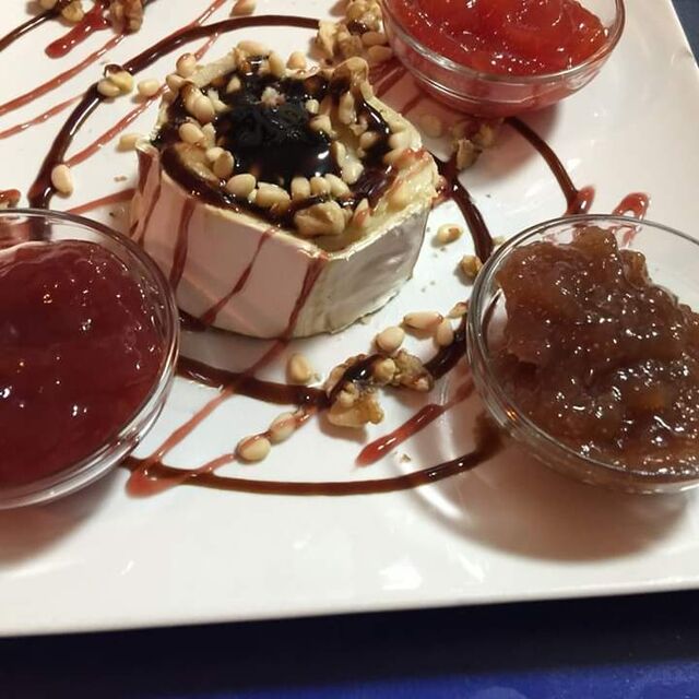 Queso de cabra con mermelada y frutos secos. 