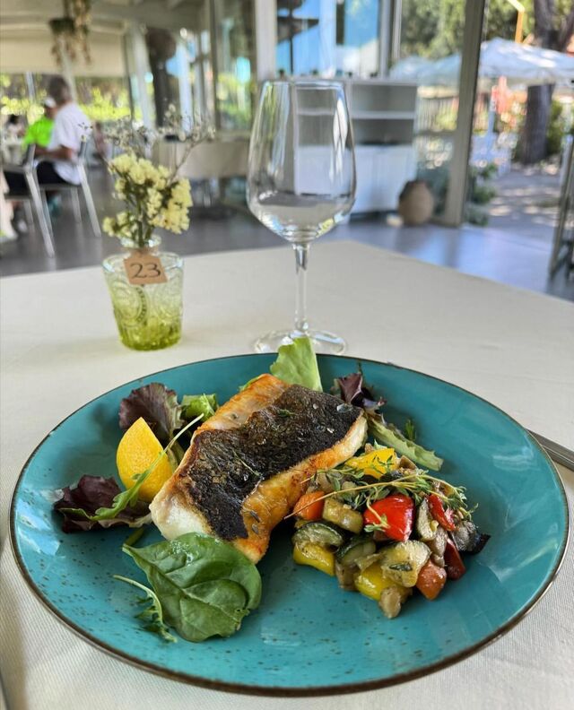 Trancio di branzino con caponata di verdure