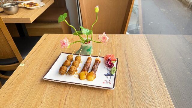 MENU P1 - 9,50€ 4 brochettes grillées, 2 boulettes de poulet, 2 boeuf au fromage