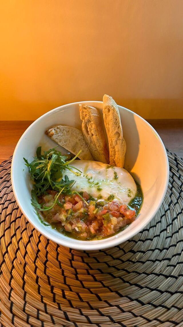 Burrata italiana con pesto de albahaca y tartar de tomate 
