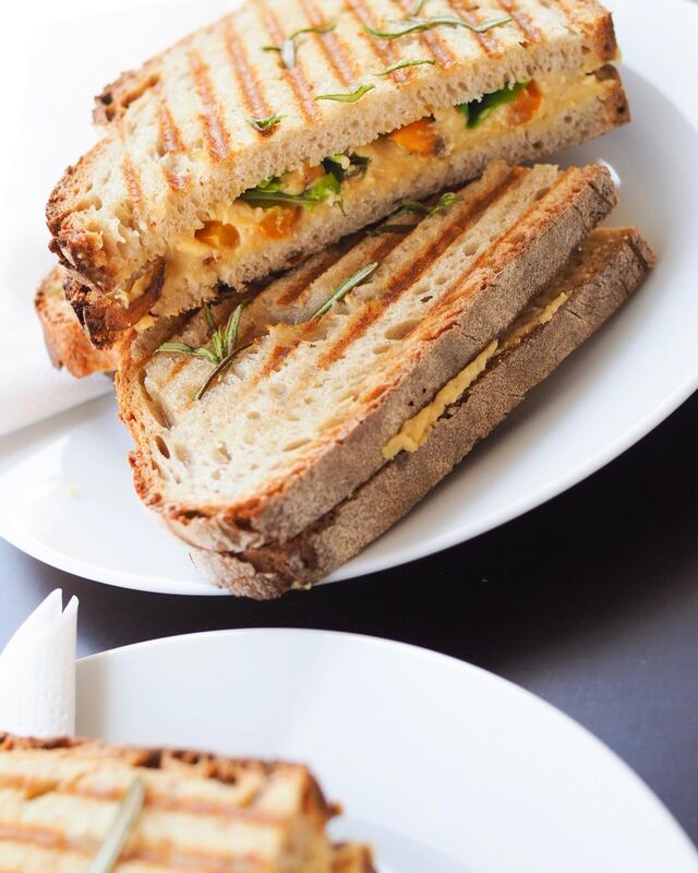 Vegan hummus toastie with caramelised onions, capsicum and mint