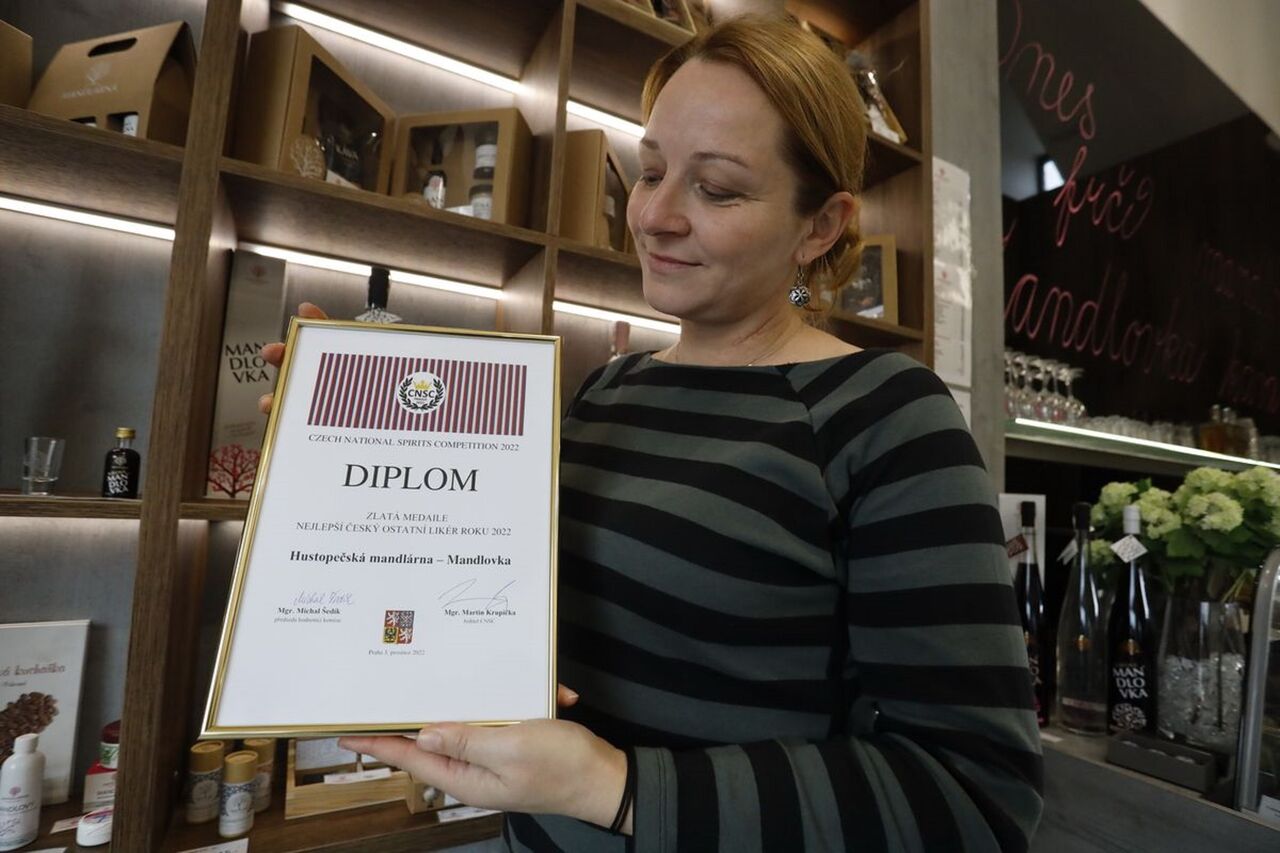 Nezvyklý dárek dostala Mandlárna z Hustopečí na Břeclavsku k desátým narozeninám. Na soutěži Czech National Spirits Competition 2022 v Praze ocenili degustátoři o víkendu zlatou medailí jejich Mandlovku jako nejlepší likér.