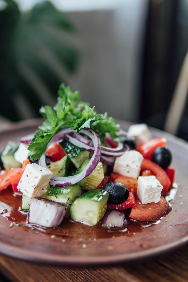 Грецький салат із огірками, помідорами, болгарським перцем та сиром фета