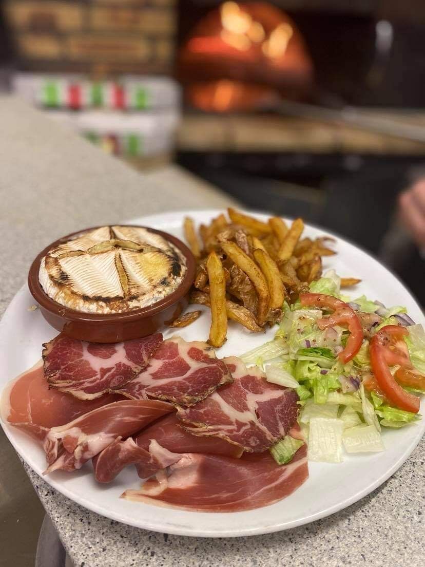 Camembert au feu de bois Charcuterie Frites maison Salade 