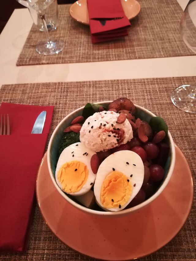 Chilaquilles Bowl: Reis, Spinat, Rotkohl, Süßkartoffel, Apfel, Manchego, Hähnchen, Limetten Dressing oder Barbadillo 12,90€