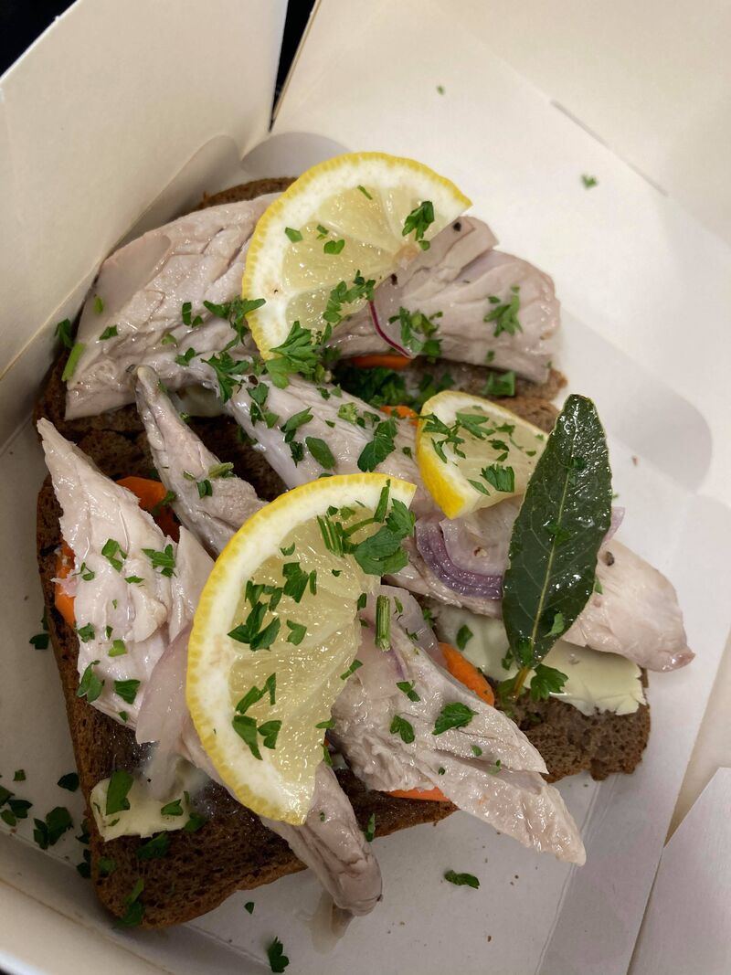 Filets de maquereaux marinés maison, au vin blanc, tartines gourmandes, à emporter