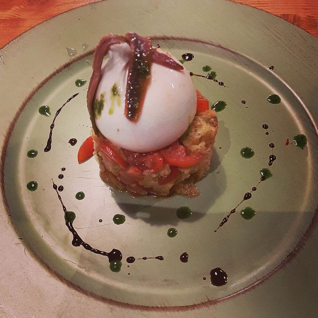 Torretta di panzanella con burrata e alici