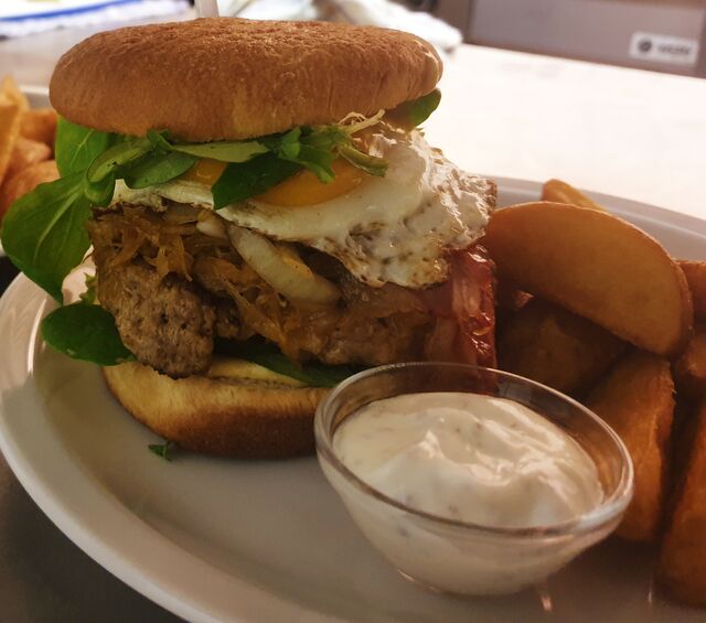 Farmerbuger mit Spiegelei und Sauerkraut, dazu unsere hausgemachten Kartoffelecken mit Sour Creme