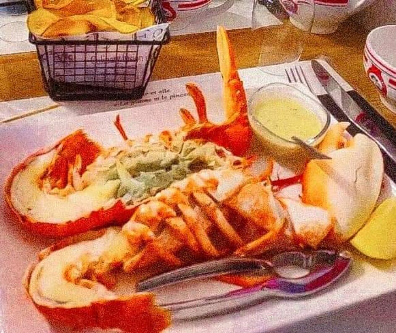 Le homard bleu breton et ses pommes de terre chips maison