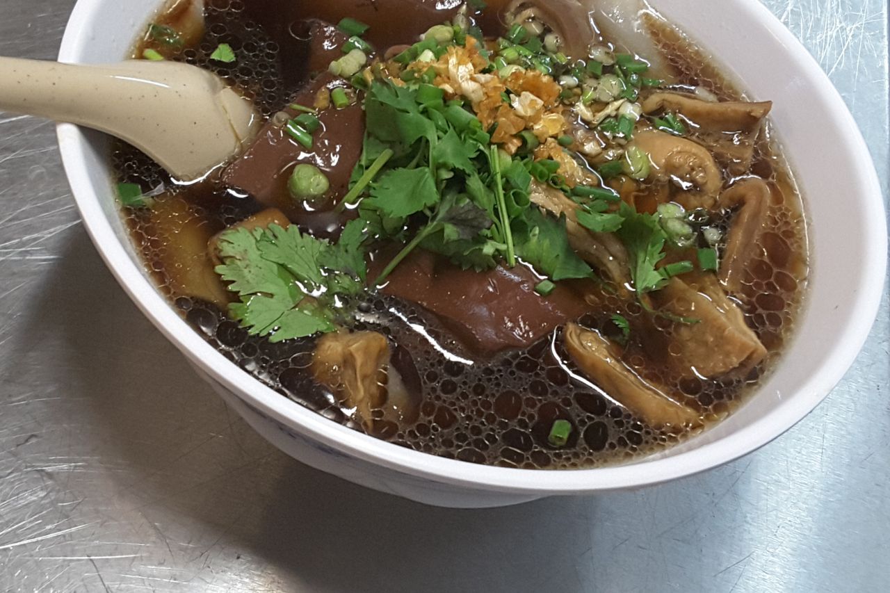 Soupe triangle de pâtes de riz aux abats de porc