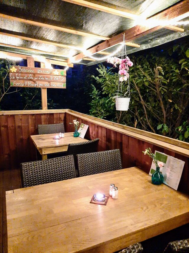 Unsere kleine, gemütliche Terrasse in den Abendstunden.