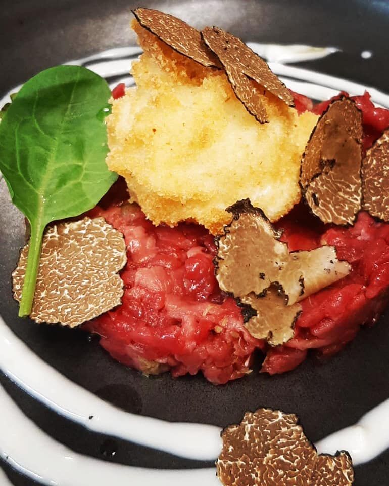 Il nostro uovo 62, tartare di manzo e tartufo nero