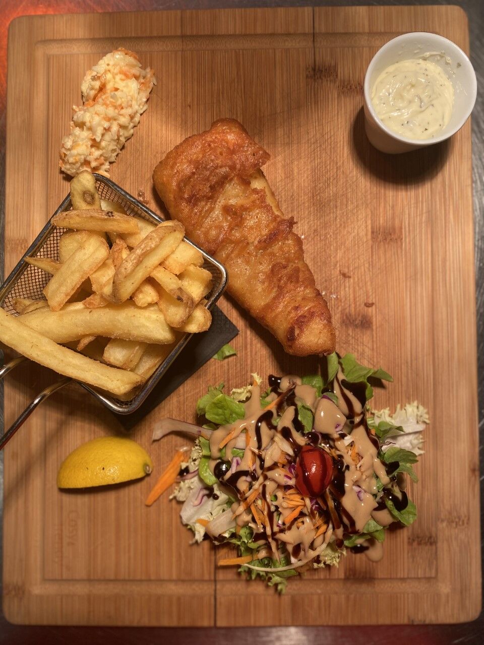 Fish & Chips
Filet de cabillaud pané avec sa sauce tartare et son coleslaw, frites et salade