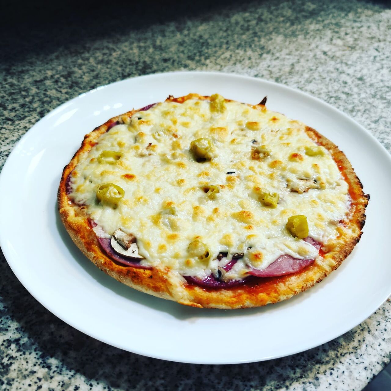 Unsere Pizzen werden frisch für euch zubereitet 