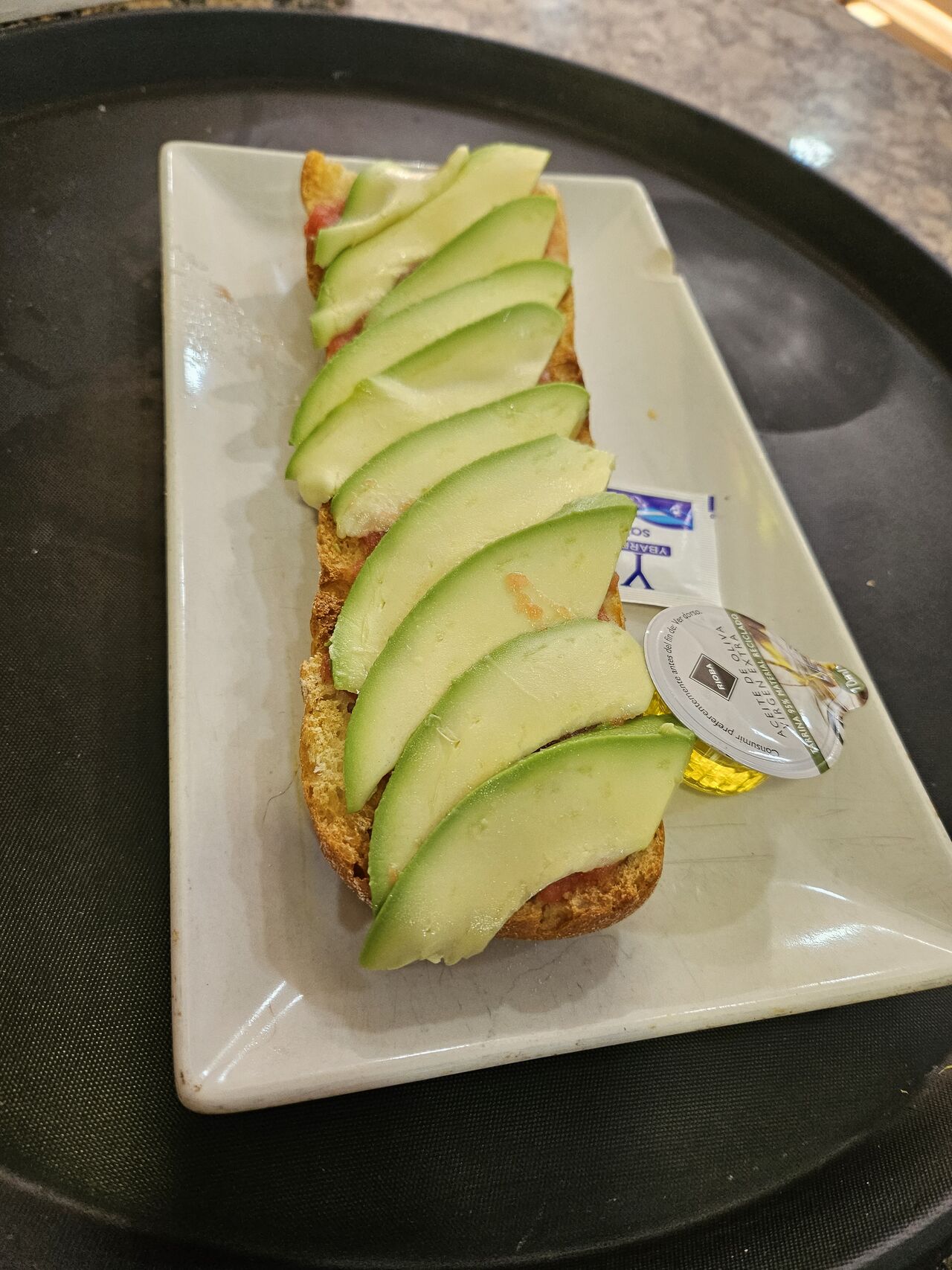 tostada desayuno con aguacate