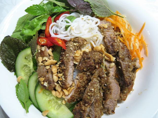 Reisnudeln mit Gegrillte Schweinefleisch dazu Fischsoße